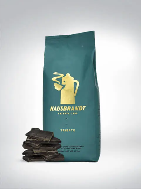 Emballage de café Hausbrandt Trieste à côté de chocolat noir