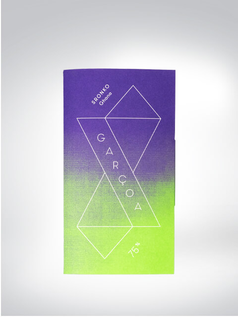 Une tablette de chocolat Garcoa 75% dans un emballage violet et vert avec un motif géométrique.