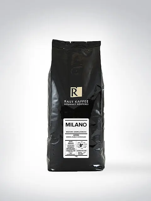 Schwarze Verpackung von Rast Kaffee Milano mit Etikett, auf dem Kaffeesorte und Rösterei-Details angegeben sind.