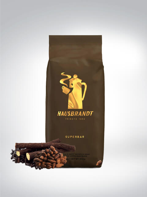 Un paquet de café Hausbrandt Superbar avec des grains de café et des morceaux de chocolat au premier plan