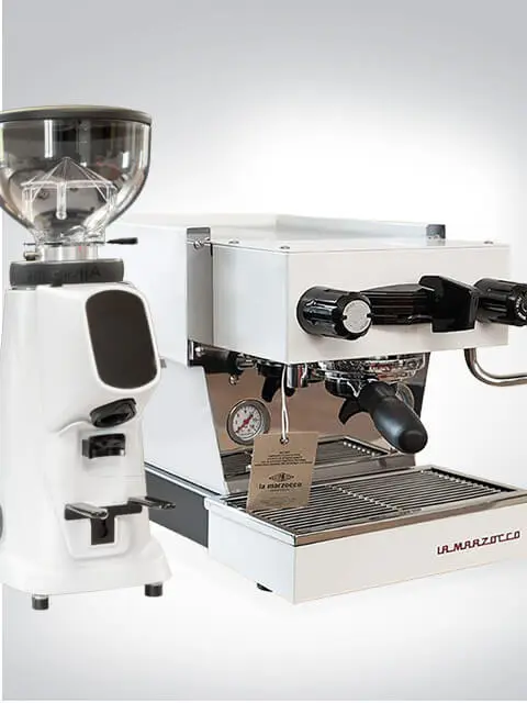 Professionelle Espressomaschine La Marzocco neben einer weißen Kaffeemühle