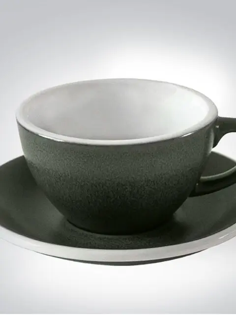 Graue Teetasse mit passender Untertasse, ideal für einen stilvollen Teegenuss zu Hause